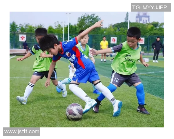 足球球星歌曲改编版：激情四溢的绿茵场与音符交织的传奇故事